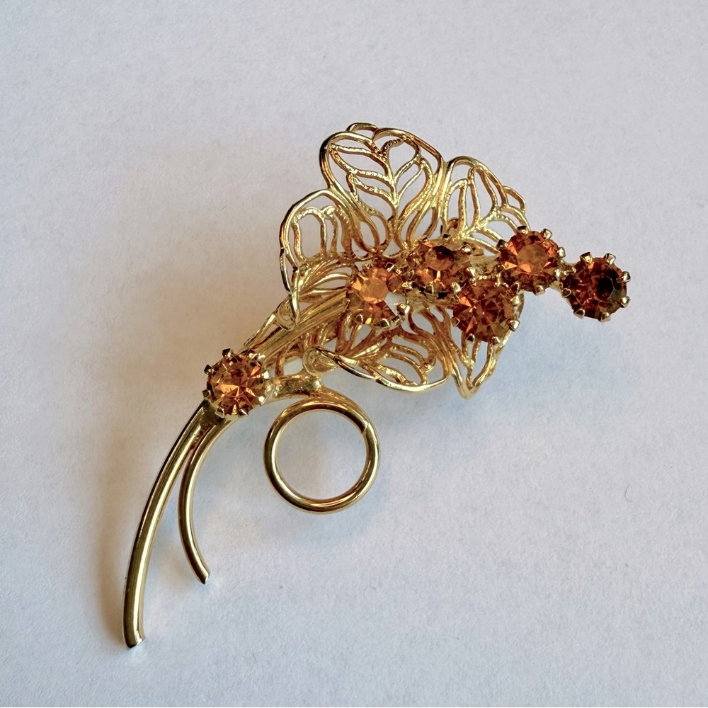 Vintage 1950s Gold Tone Amber Rhinestone Filigree Calla Lily Brooch/Pin EUC